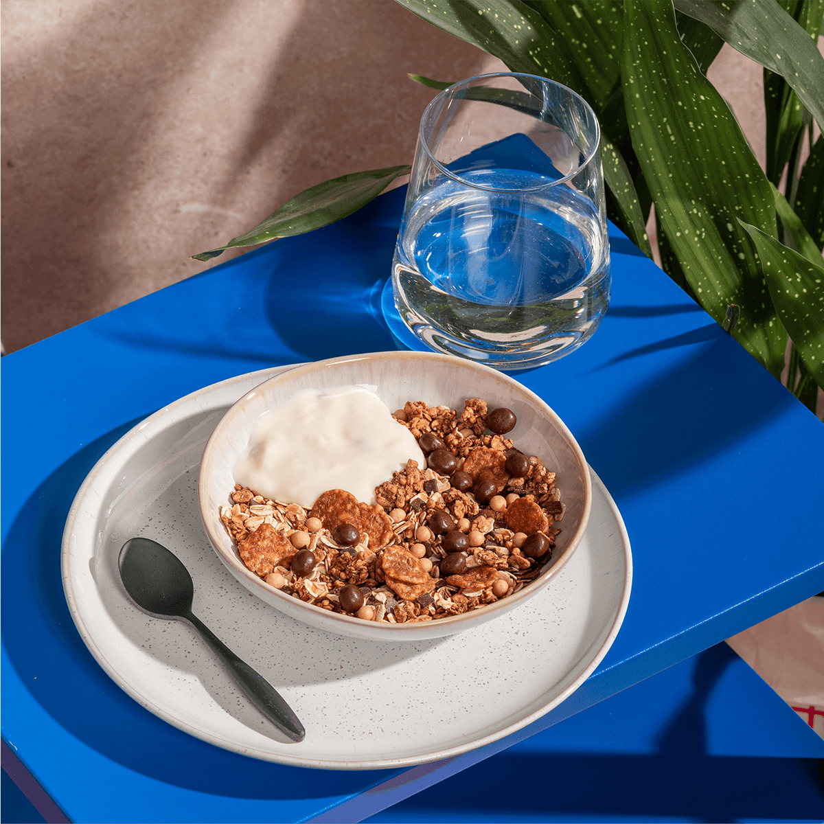 mymuesli Bio Salted Caramel Brownie Müsli als leckeres Frühstück aufbereitet