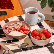 mymuesli Bio Strawberry Acai Granola serviert mit Erdbeeren und Joghurt
