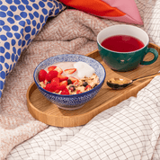 mymuesli Bio Strawberry Cheesecake Müsli auf Frühstückstablett mit Früchtetee
