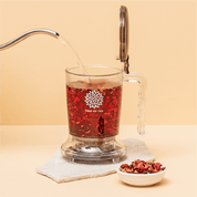 Der Tree of Tea Tea Maker wird mit Wasser aufgefüllt