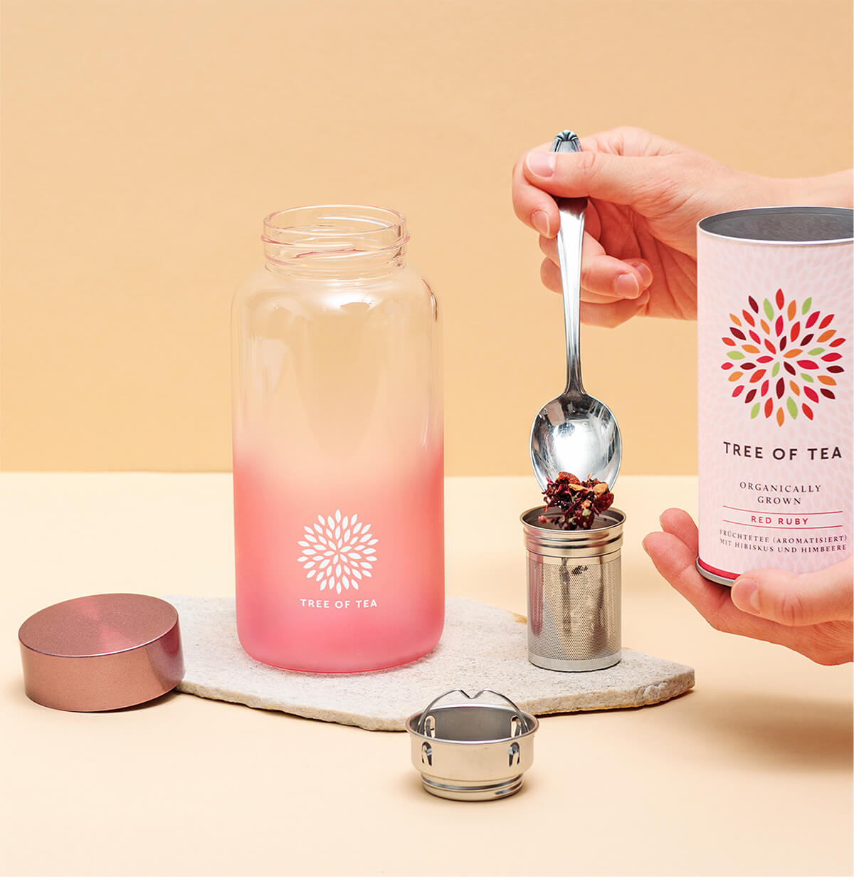 Tree of Tea Ice Tea Bottle, rosa wird mit Tee befüllt