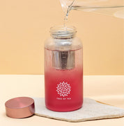 Tree of Tea Ice Tea Bottle, rosa wird mit Wasser befüllt