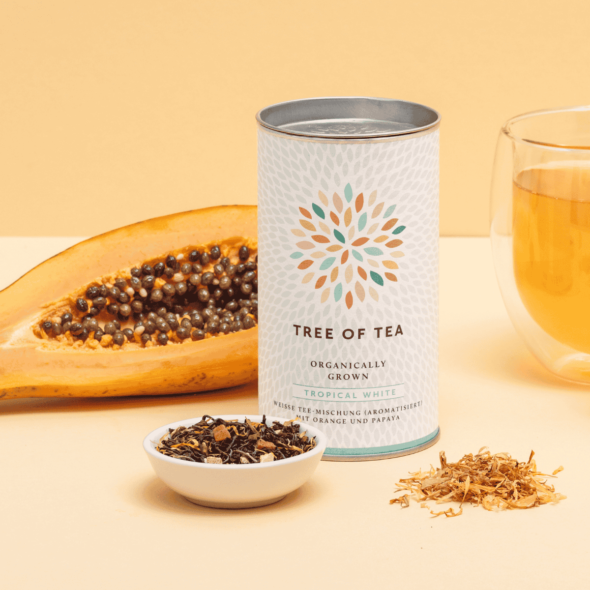 Tree of Tea Bio Tropical White Weißer Tee mit Papaya und Orange daneben