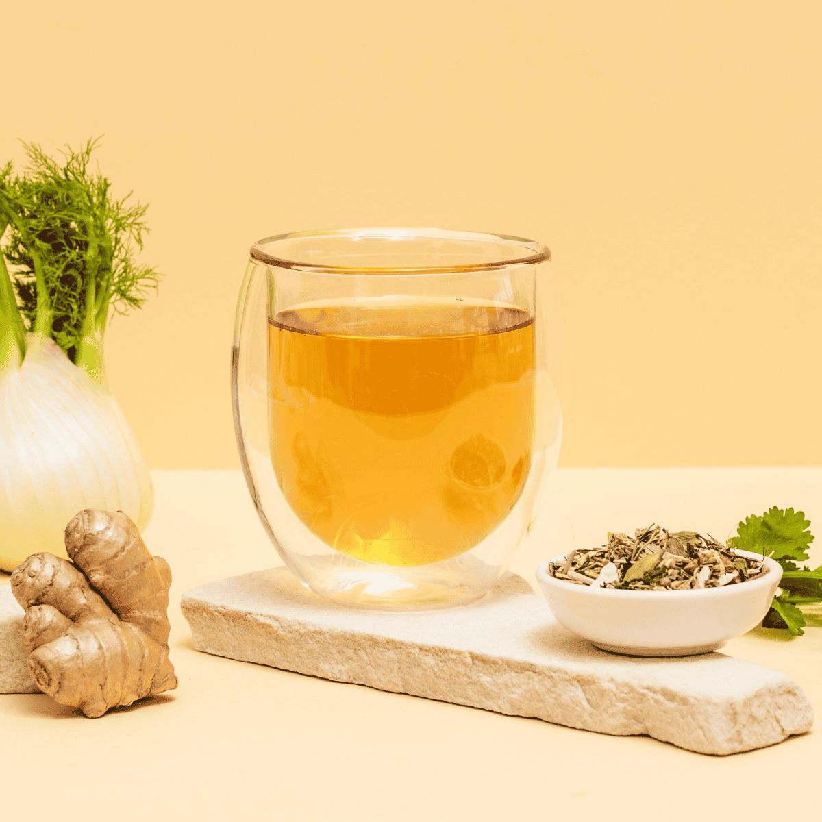 Bio Tree of Tea Ginger Glow Kräutertee im Teeglas mit Ingwer daneben