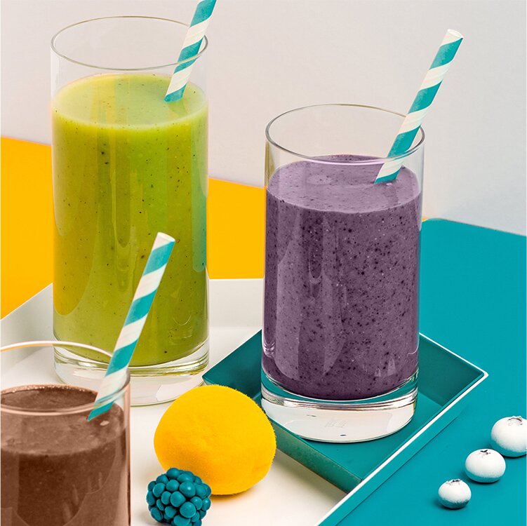 Protein Smoothies mit Strohhalmen