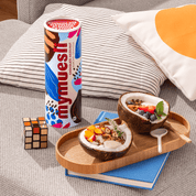 mymuesli Bio Chocolate Hazelnut Almond Granola in Schüsseln mit Obst