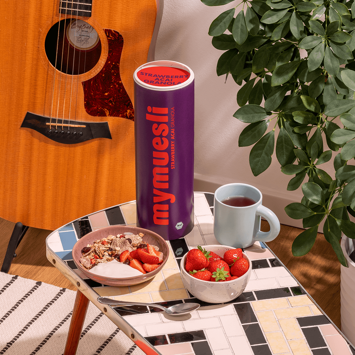 mymuesli Bio Straberry Acai Granola serviert als nahrhaftes Frühstück neben Müsli Dose