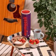 mymuesli Bio Straberry Acai Granola serviert als nahrhaftes Frühstück neben Müsli Dose