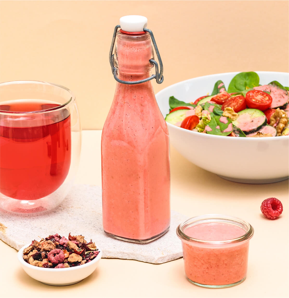 Red Ruby Salatdressing mit einem Salat daneben