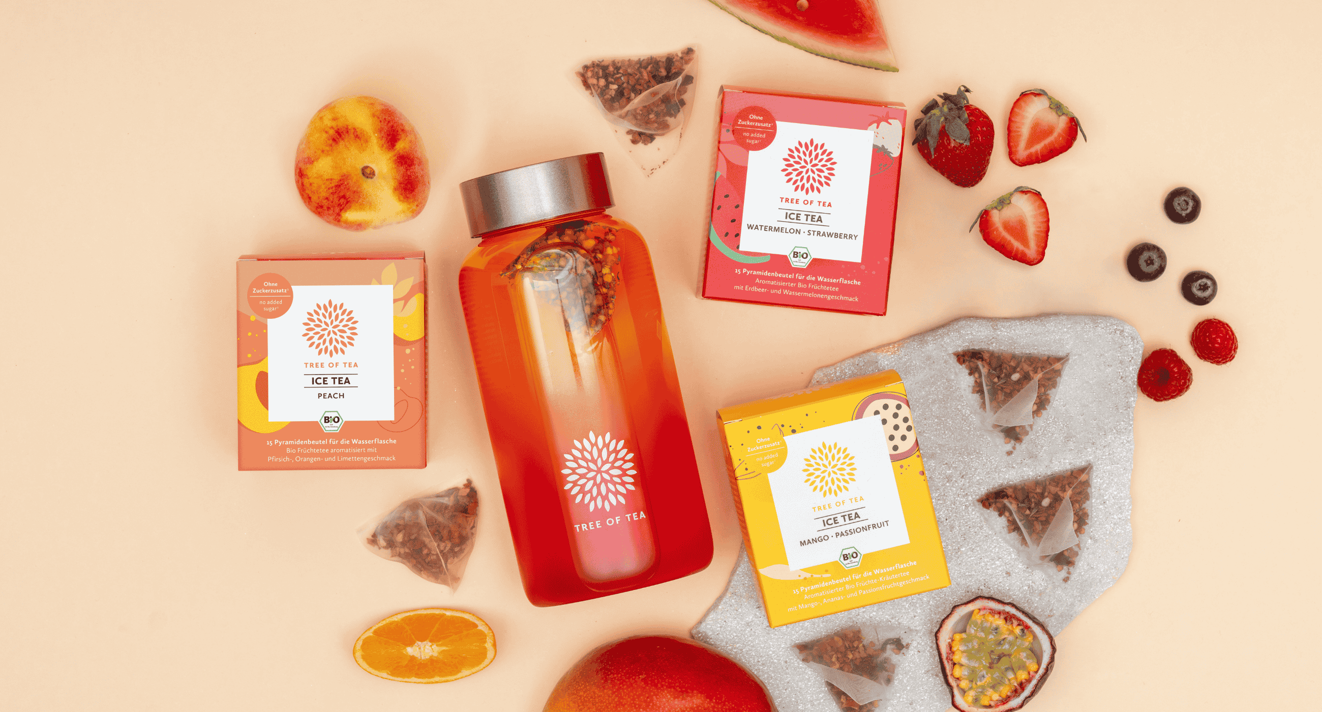 Tree of Tea Ice Teas in drei fruchtig erfrischenden Sorten. Dazu die 2go Bottle in rosa als ideales Zubehör.