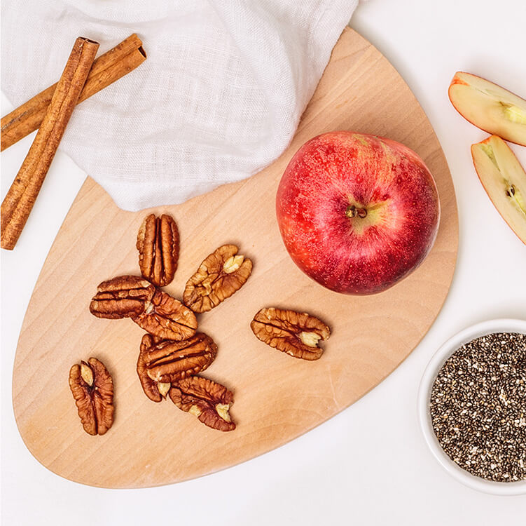 Nüsse, Apfelspalten und Zimtstangen und eine Schüssel Chiasamen