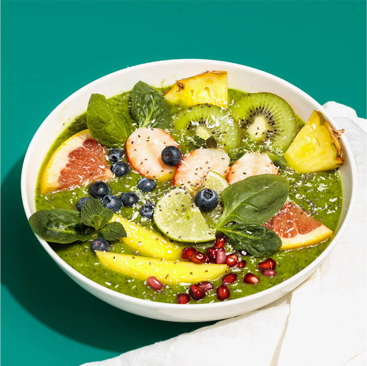 Grüne Smoothie Bowl mit grünem Obst , Gemüse und Kokos Nilk