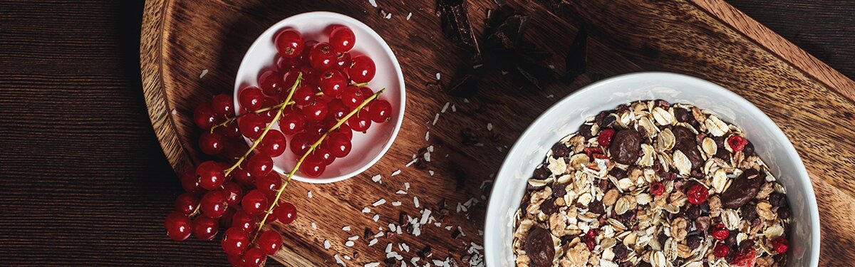 Veganes Schoko-Müsli mit fruchtigen Cranberry-Chocs