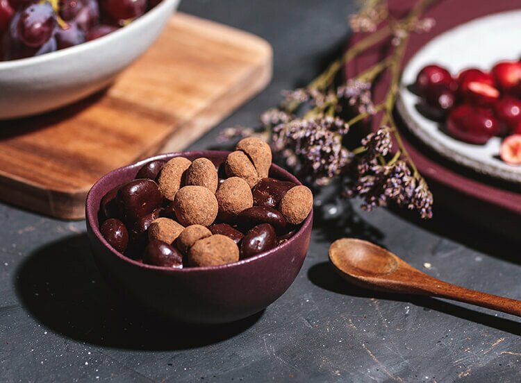 Fruchtige Schokorosinen mit Kakaostaub