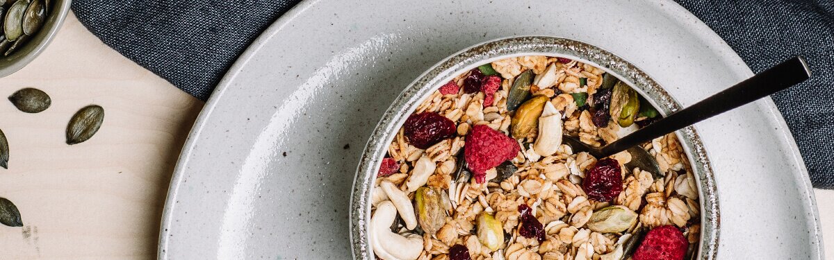 Bio-Müesli mit süß, säuerlichen Früchten.