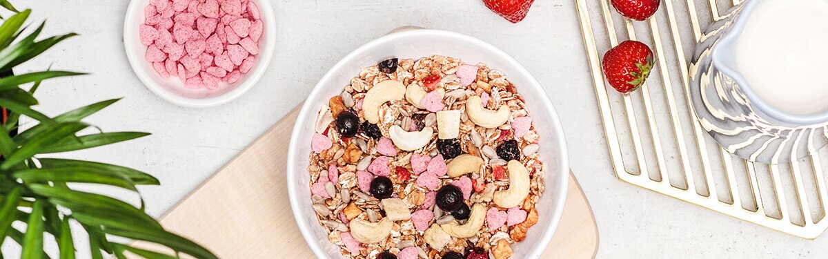 Muesli mit Herzchen und Beeren