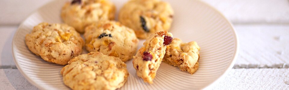 Cornflakes-Kekse schmecken knusprig und erhalten mit Cranberries einen süß-fruchtigen Geschmack