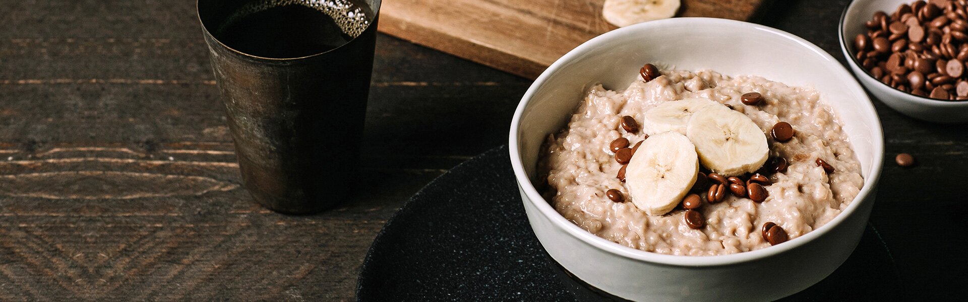 Bio-Porridge mit Bananenscheiben.