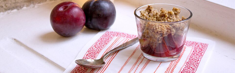 Rezept für leckeres Pflaumen-Crumble mit Streuseln aus Porridge