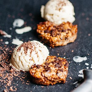 Müsliriegel als Dessert mit Vanilleeis