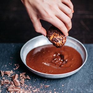 Müsliregel mit Schokoladen-Glasur