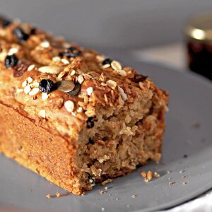 Saftiges Müslibrot mit knuspriger Kruste eignet sich sowohl für süße Marmelade als auch für herzhaften Käse oder Schinken