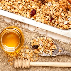 Bei der Zubereitung des Brotes wird in Honig gebackenes Müsli als Zutat genutzt