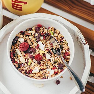 Müsli kann man nicht nur löffeln - es geht eignet sich auch für Rezepte wie Müsibrot oder Müslibrötchen